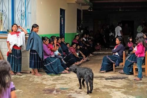 Pobladores del municipio de Aldama, colindante con Chenalhó, Chiapas, fueron desplazados por grupos paramilitares. Foto Cuartoscuro