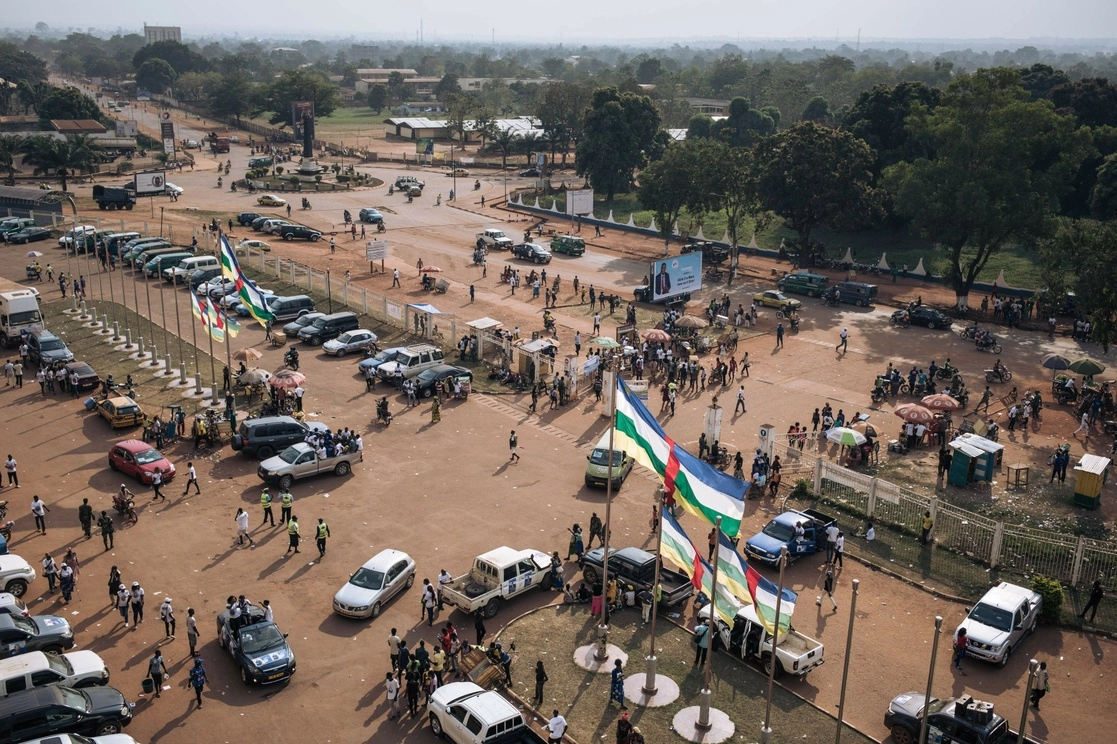 Simpatizantes se dan cita en el estadio de Bangui para presenciar un mitin electoral organizado por el presidente de la República Centroafricana. Foto Afp