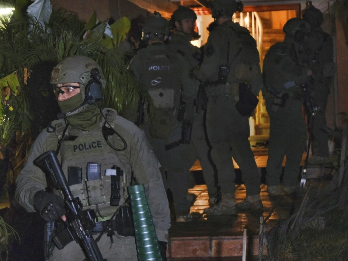 Integrantes de la DEA realizan un cateo y detención de sospechosos de pertenecer a un cártel mexicano en Diamond Bar, California. Foto Ap / Archivo