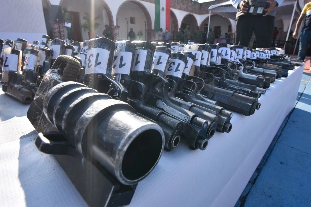 Decomiso de armamento usado por el crimen organizado, en Chilpancingo, Guerrero. Foto Cuartoscuro / Archivo
