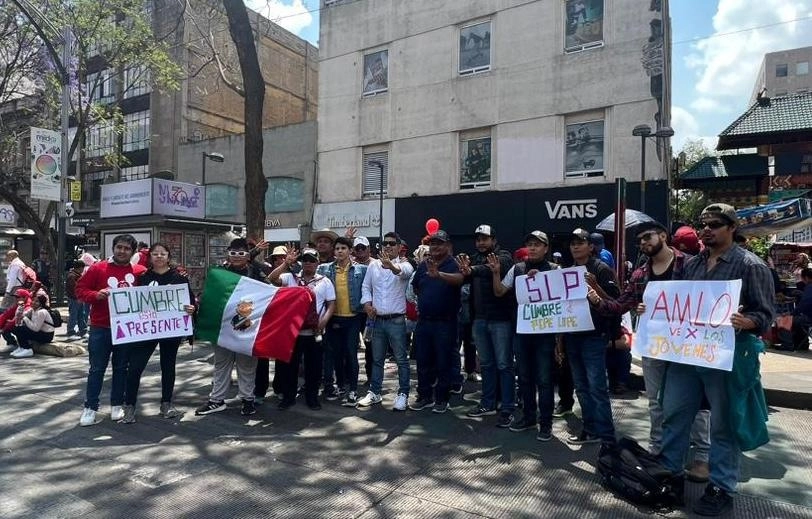 Ciudadanos llegan a calles del Centro Histórico para participar en la marcha de conmemoración del 85 Aniversario de la Expropiación Petrolera en el Zócalo, en la Ciudad de México, el 18 de marzo de 2023. Foto María Luisa Severiano