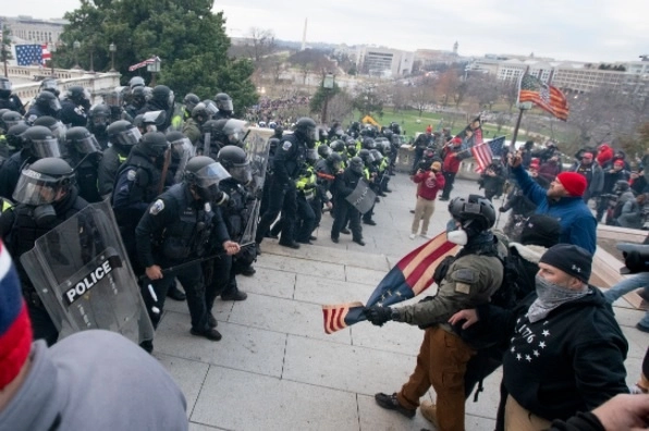 Integrantes de grupos extremistas participaron en el asalto del Capitolio el pasado seis de enero de 2021. Foto Ap