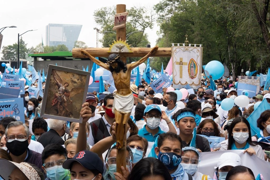 Manifestantes contra el aborto, con imágenes religiosas durante la marcha en la Ciudad de México, el 3 de octubre de 2021. Foto Pablo Ramos