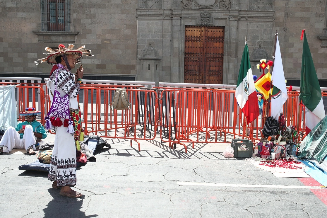 Si no son recibidos este lunes, dijeron que reforzarán el plantón instalado en el Zócalo. Foto José Antonio López
