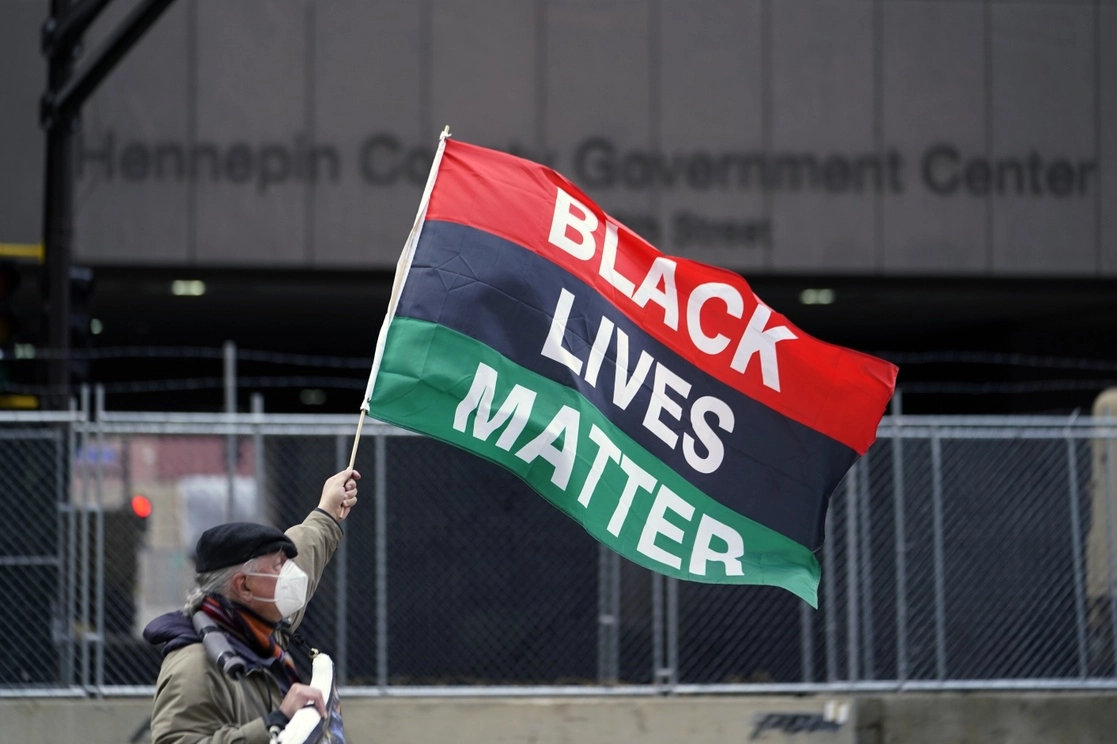 Black Lives Matter (Las Vidas Negras Importan) es uno de los movimientos más importantes en la historia reciente de Estados Unidos. La imagen, en Hennepin, Minneapolis, donde continúa el juicio contra el ex oficial Derek Chauvin, acusado por el homicidio del afroestadunidense George Floyd. Foto Ap / Archivo