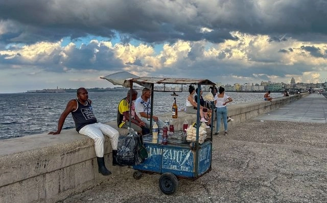 Durante la semana se han registrado apagones de luz y ciudadanos cubanos han reclamado la situación al gobierno. Foto Afp