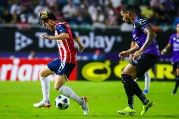 Una de las jugadas del encuentro. Foto @Chivas