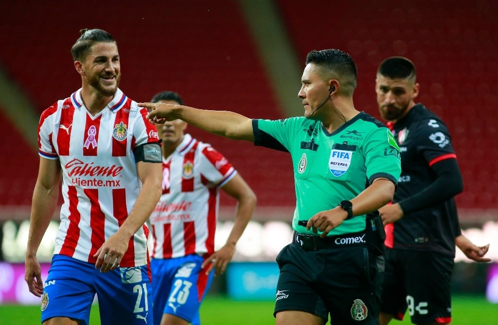 Fernando Guerrero Arbitro Central durante el juego hablando con los jugadores. Foto Jam Media