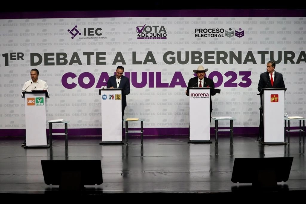 Lenin Pérez, de la coalición de los partidos Unidad Democrática de Coahuila y PVEM; Manolo Jiménez, de la alianza PRI-PAN-PRD; Armando Guadiana, abanderado de Morena, y Ricardo Mejía Berdeja, del PT, durante el primer debate de candidatos a la gubernatura de Coahuila. Foto 'La Jornada'