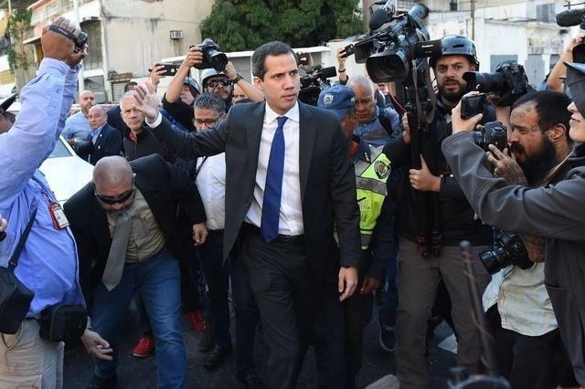 El líder opositor Juan Guaidó, hoy en su camino hacia la Asamblea Nacional de Venezuela. Foto Afp