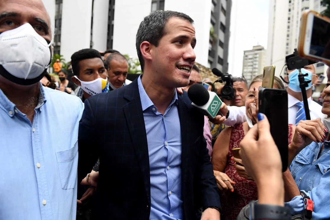 El líder de la oposición venezolana, Juan Guaidó, dijo que las fuerzas de seguridad abandonaron su edificio de residencia después de "amenazar" y apuntarlos con armas largas, el 12 de julio de 2021. Foto Afp 