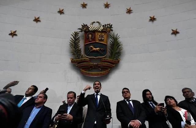 El líder opositor Juan Guaidó juró este martes como "presidente encargado" de Venezuela, tras ser ratificado como jefe del Parlamento. Foto Afp 