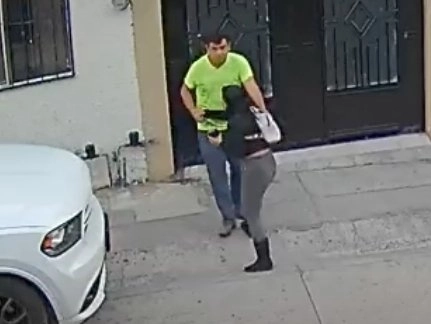 El asesinato de una mujer en las calles de León fue captado por las cámaras de una vivienda en la colonia Granada. Foto tomada de Twitter.