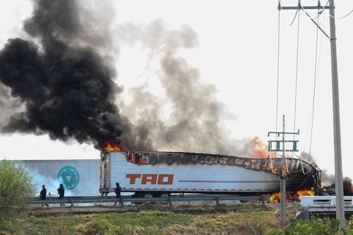 Por lo menos 15 vehículos fueron incendiados ayer para obstruir varios puntos de los accesos y salidas de la ciudad de Celaya, en reacción a las recientes operaciones conjuntas de fuerzas federales y locales en contra de grupos del crimen organizado que operan en esa región de Guanajuato. No se informó de detenciones. Foto Cuartoscuro