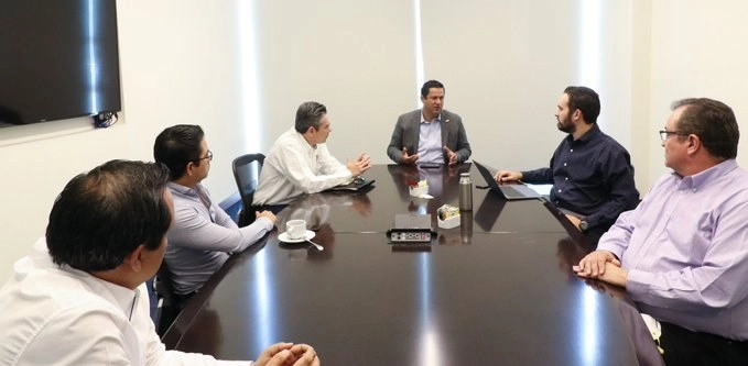 El gobernador de Guanajuato, Diego Sinhue Rodríguez, presentó un fondo de apoyo a trabajadores de la salud. Foto @gobiernogto 