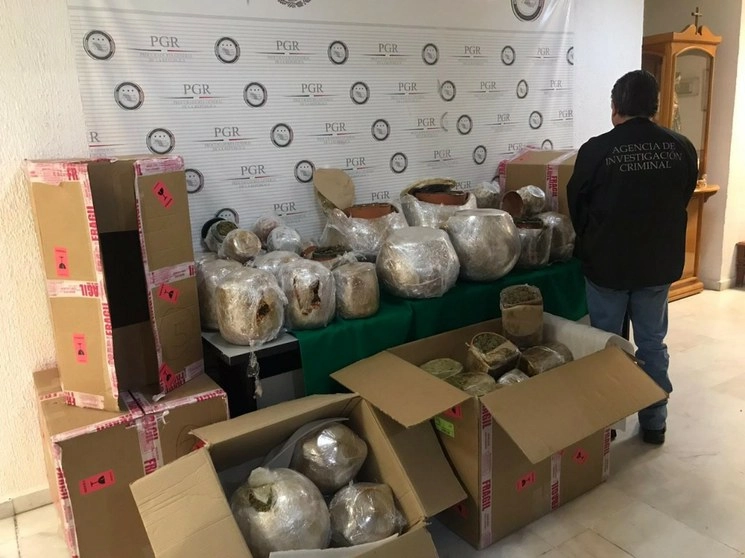 Aspectos de la droga incautada. Foto La Jornada
