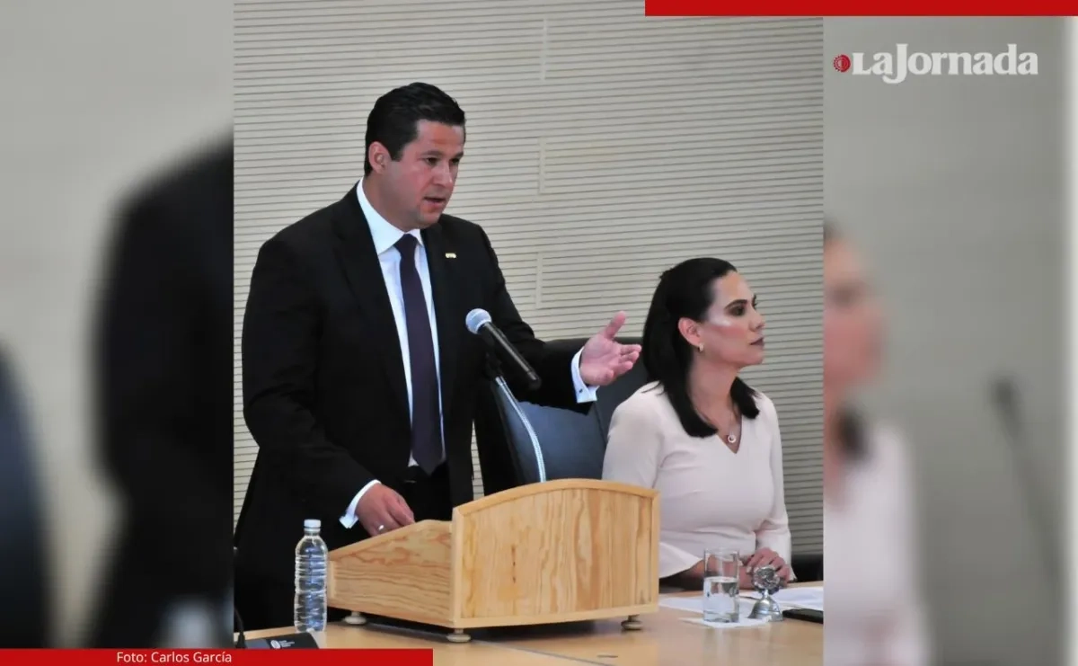 El ex gobernador de Guanajuato Diego Sinhue Rodríguez Vallejo y la actual alcaldesa de Irapuato, Lorena Alfaro, durante una sesión del Congreso del estado. Imagen de archivo. Foto 