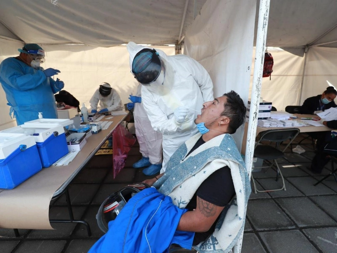 Debido al incremento de casos de Covid-19, Guanajuato continuará una semana más en rojo del semáforo de emergencia sanitaria. En la imagen, pruebas de detección de Covid-19 en el macro quiosco de salud instalado sobre la explanada de la alcaldía Xochimilco en la Ciudad de México. Foto Luis Castillo