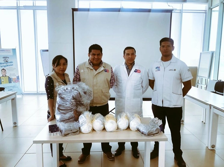 La Secretaría de Salud de Guanajuato entrega material de protección. Foto Twitter @SaludGuanajuato