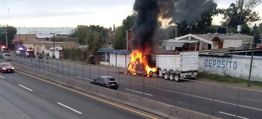 Un tráiler fue incendiado ayer por presuntos miembros del cártel Santa Rosa de Lima en la región Laja-Bajío del estado de Guanajuato, luego de que fueron detenidos tres de sus integrantes en el municipio de Juventino Rosas. Foto ‘La Jornada’