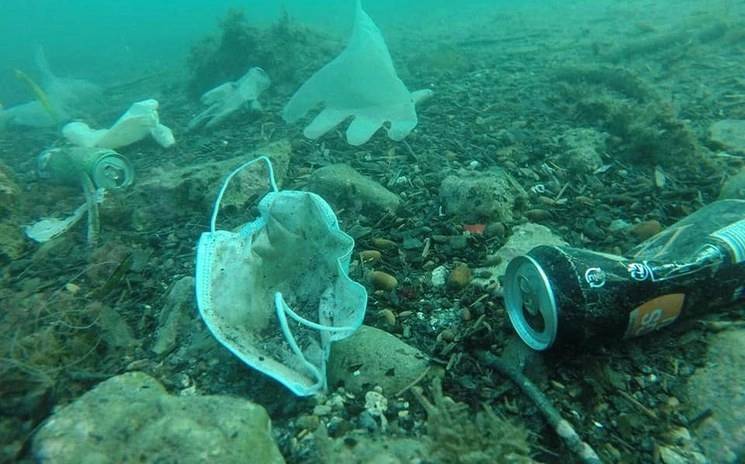 Mascarillas y guantes se han encontrado "sistemáticamente" en siete grandes ríos europeos en junio. Foto tomada del Facebook Opération Mer Propre