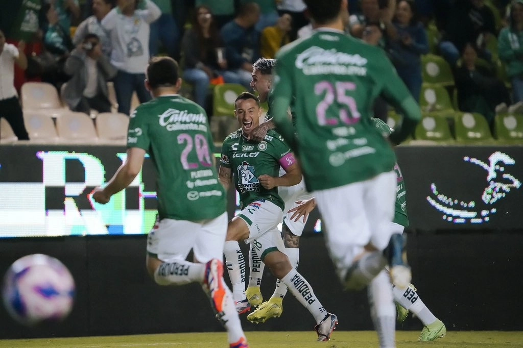 Con el partido casi definido, Guardado cobró al minuto 90 un tiro libre con tal perfección que envió de manera directa el esférico a las redes para cerrar la goleada de los esmeraldas ante su afición en el estadio Nou Camp. Foto @clubleonfc 