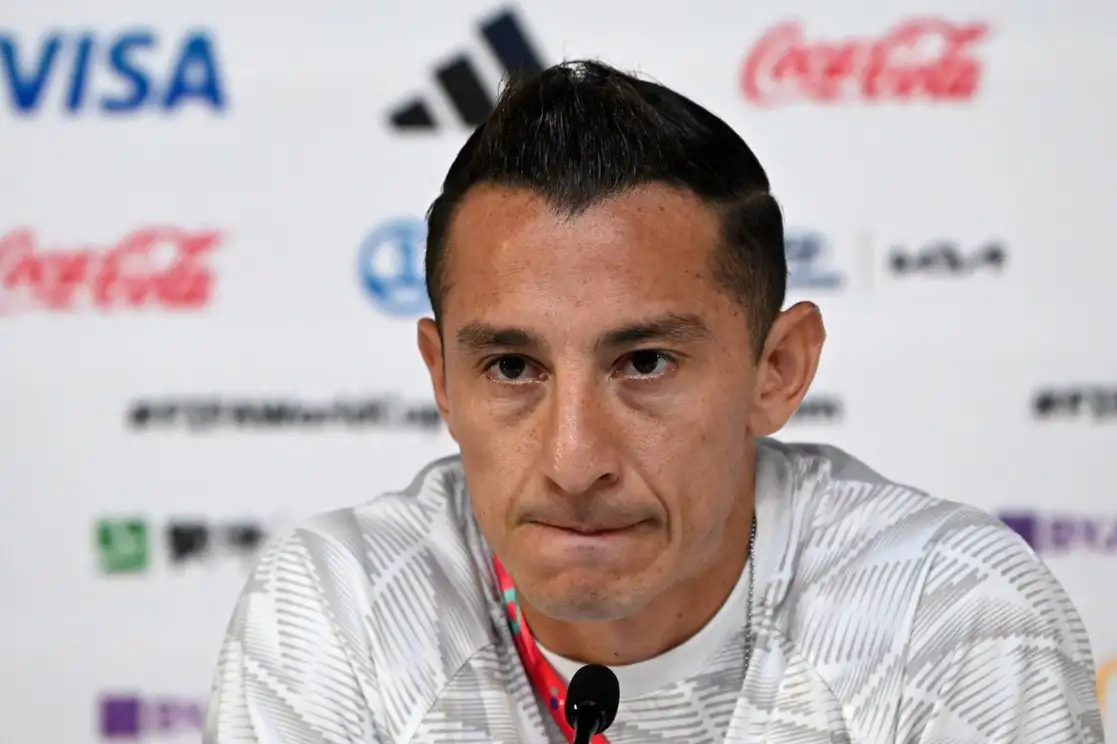 El capitán de la selección mexicana, Andrés Guardado, defendió hoy a Lionel Messi después de que el boxeador ‘Canelo’ Álvarez amenazó al argentino al ofenderse por un video en el que se ve al delantero apartando con el pie una playera de México que está en el suelo. Foto Afp
