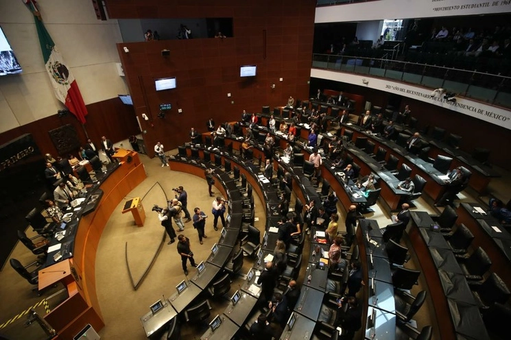 Legisladores se mantienen de pie durante el minuto de silencio en memoria del politólogo y fundador de este diario, Adolfo Gilly, el 5 de julio de 2023. Foto Yazmín Ortega Cortés