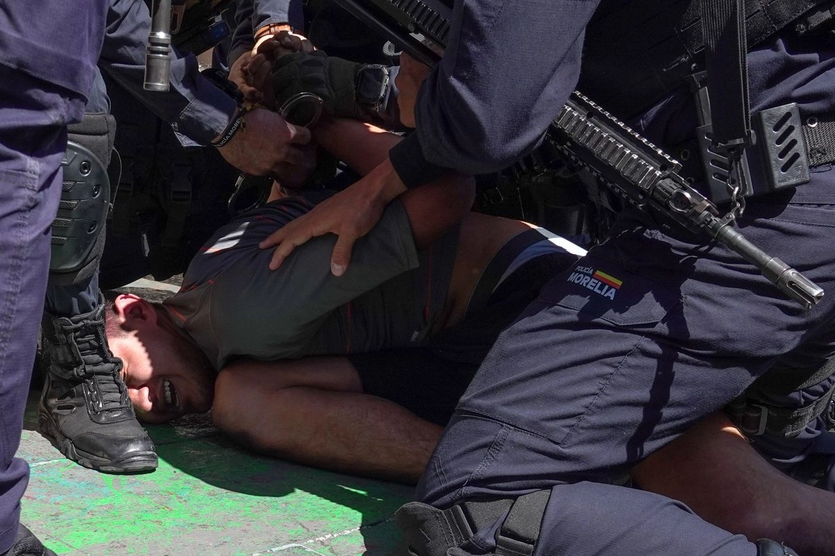 Al menos cinco agentes de la Guardia Civil de Michoacán sometieron con violencia a un joven que intentó ingresar con mariguana al Congreso de Michoacán. Foto 