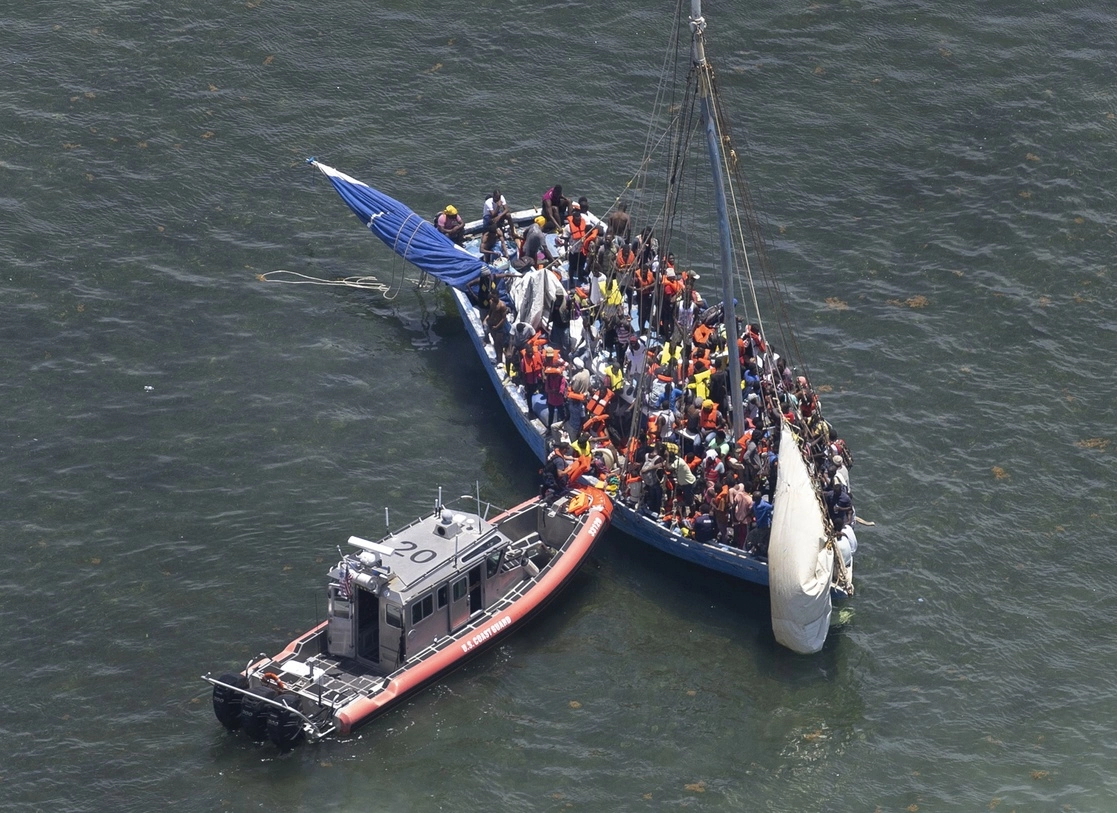 Los guardacostas proporcionaron chalecos salvavidas a los migrantes a bordo del velero para asegurarse de que estaban a salvo. Foto Afp