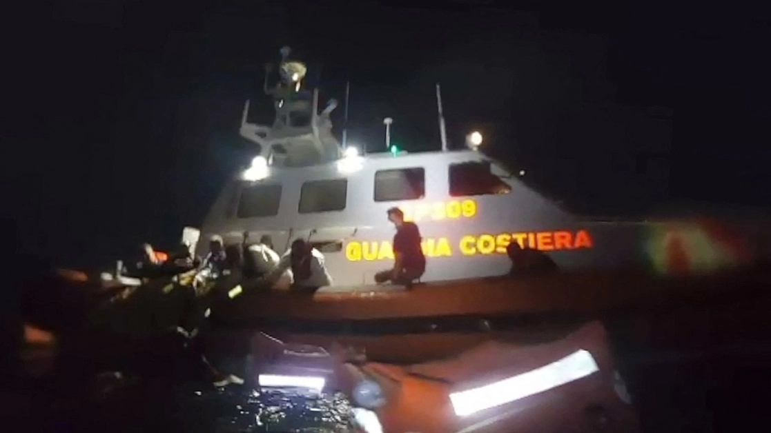 La Guardia Costera de Italia auxilia a varios migrantes en el mar Mediterráneo. Foto Afp/Archivo