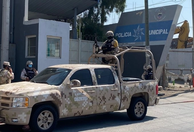 La Guardia Estatal fue apoyada por otras corporaciones para desarmar a la policía municipal de Rosarito. Foto Omar Martínez/ La Jornada Baja California
