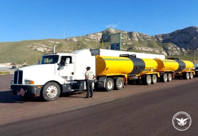 La pipa en Durango llevaba más de 57 mil litro de diésel sin acreditar. Foto @GN_MEXICO_