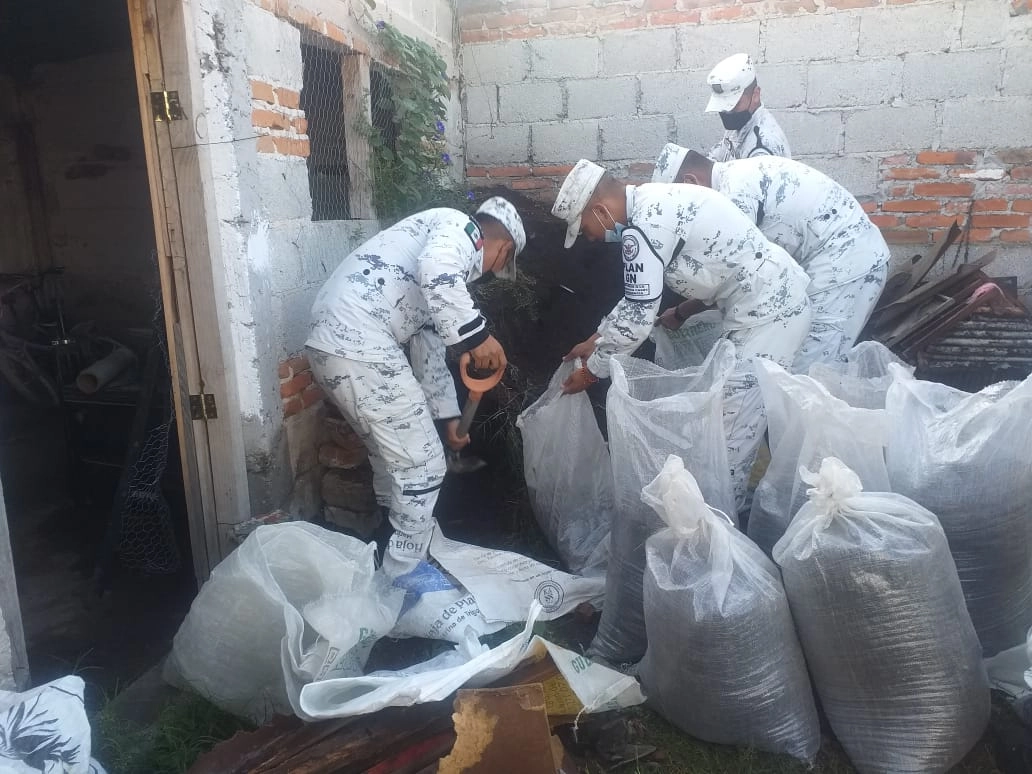 Elementos de la Guardia Nacional usan sacos con tierra para contener la crecida de los ríos San Juan y Querétaro. Foto cortesía Guardia Nacional