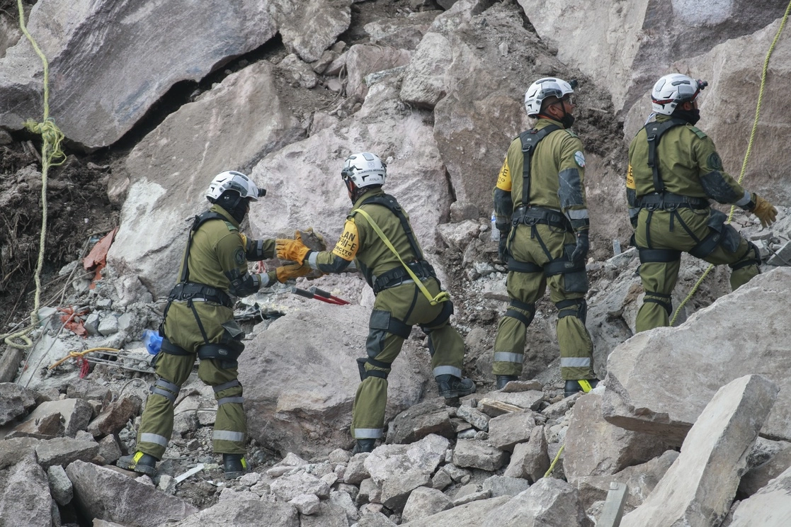 Personal de la Maria, GN, Ejercito y estatal y municipal participan en las labores de rescate. Foto Víctor Camacho