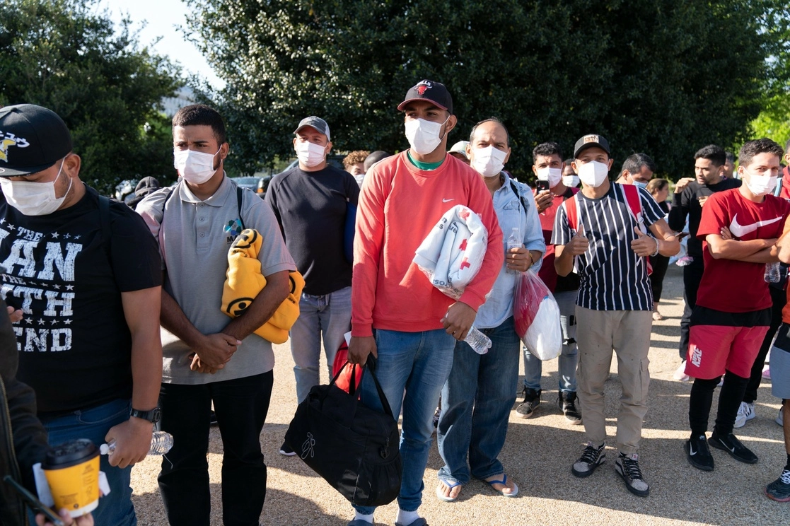 Más de cuatro mil migrantes han sido enviados a Washington D.C. desde Texas y Arizona. Foto Ap 