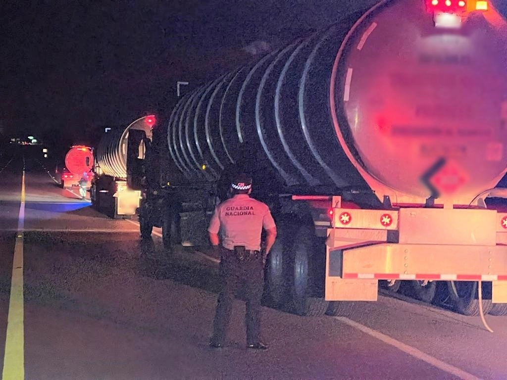 En Cadereyta, NL, elementos de la GN detuvieron a tres sujetos que transportaban 165 mil litros de combustible en tractocamiones. Foto Tomada del Twitter @GN_MEXICO_