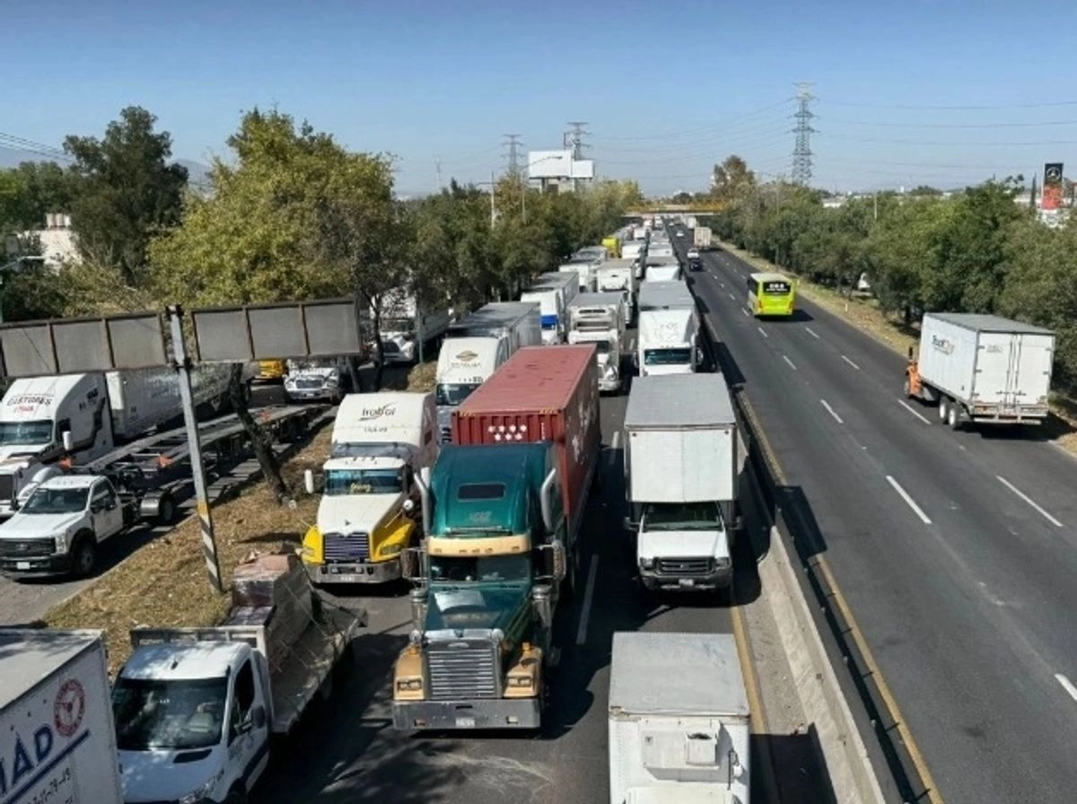 El comandante de la Guardia Nacional, Hernán Cortés Hernández, señaló que han sido desplegados 585 efectivos en la autopista México-Querétaro. Foto 