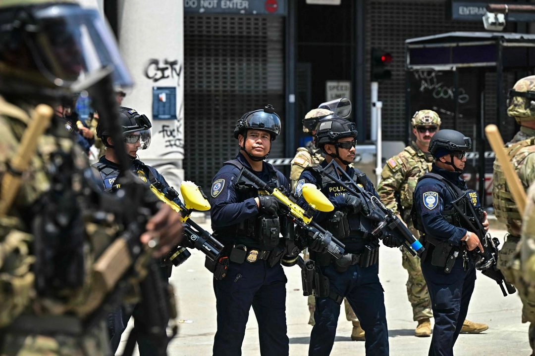 Elementos del Departamento de Seguridad Nacional de EU, oficiales de policía y miembros de la Guardia Nacional resguardan el Centro de Detención Metropolitano en el centro de Los Ángeles, California, el 8 de junio de 2025. Foto