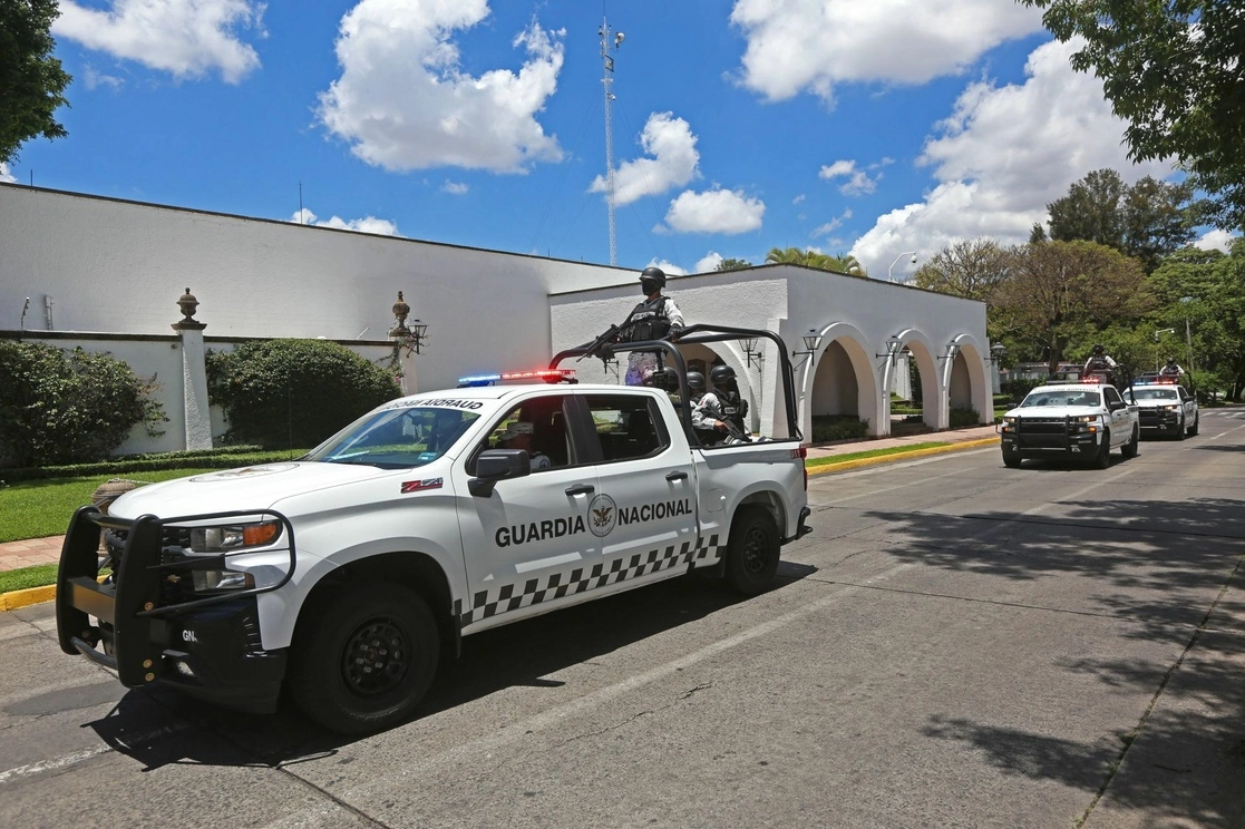 En imagen de archivo, un convoy de la Guardia Nacional patrulla los alrededores de Casa Jalisco, ubicada en Guadalajara. Foto Cuartoscuro