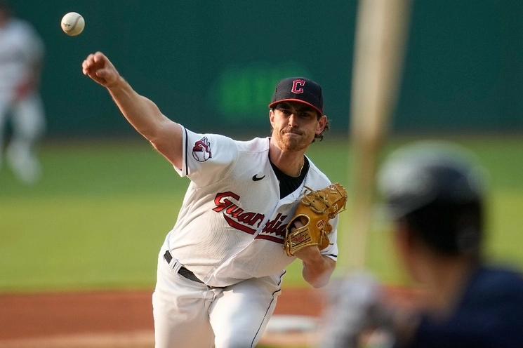 Shane Bieber ponchó a nueve bateadores de los Astros de Houston en siete entradas. Foto Ap 