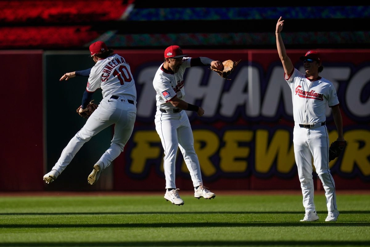 Steven Kwan (centro), Daniel Schneemann (izquierda) y Petey Halpin (derecha), de los Cleveland Guardians, celebran tras ganar el segundo juego de la serie de comodines de la Liga Americana contra los Detroit Tigers en Cleveland, el miércoles 1 de octubre de 2025. Foto