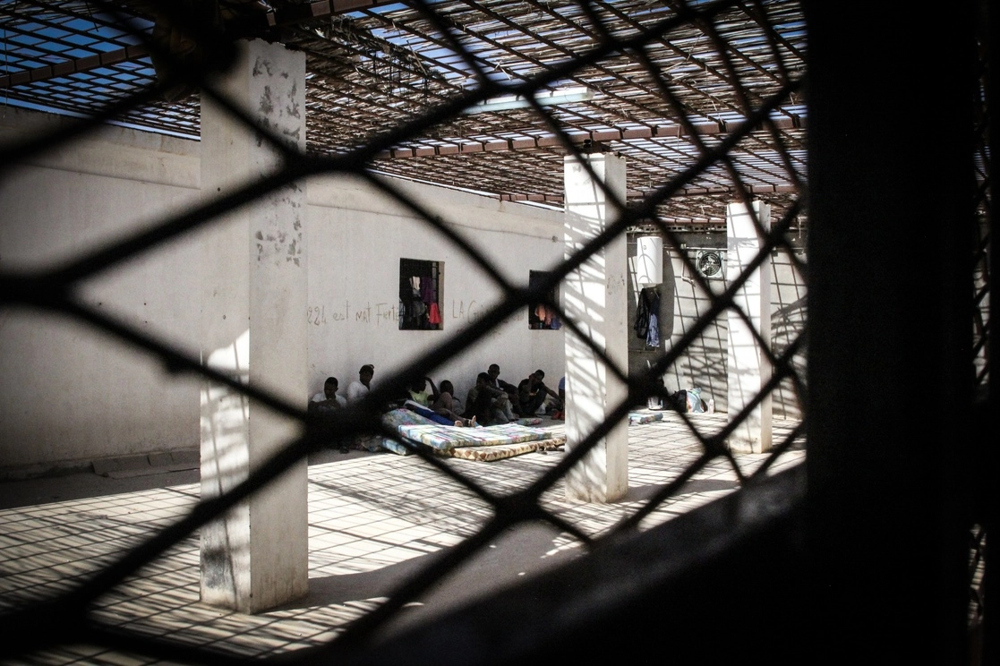 Migrantes y refugiados en un centro de detención en Libia. Foto Europa Press