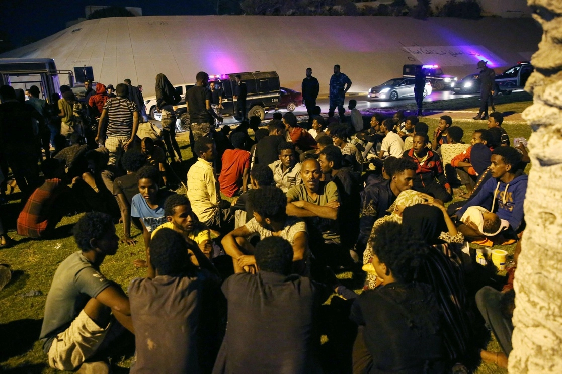 El incidente que derivó en el asesinato de seis migrantes causó la fuga de otras personas del centro de detención en Trípoli, Libia, el 8 de octubre de 2021. Foto Afp
