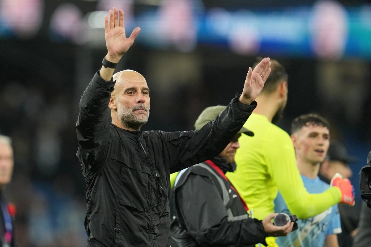 El entrenador del Manchester City, 'Pep' Guardiola, abandona el terreno de juego al finalizar el partido de la Premier League inglesa entre el Manchester City y el Liverpool en Manchester, Inglaterra, el domingo 9 de noviembre de 2025.