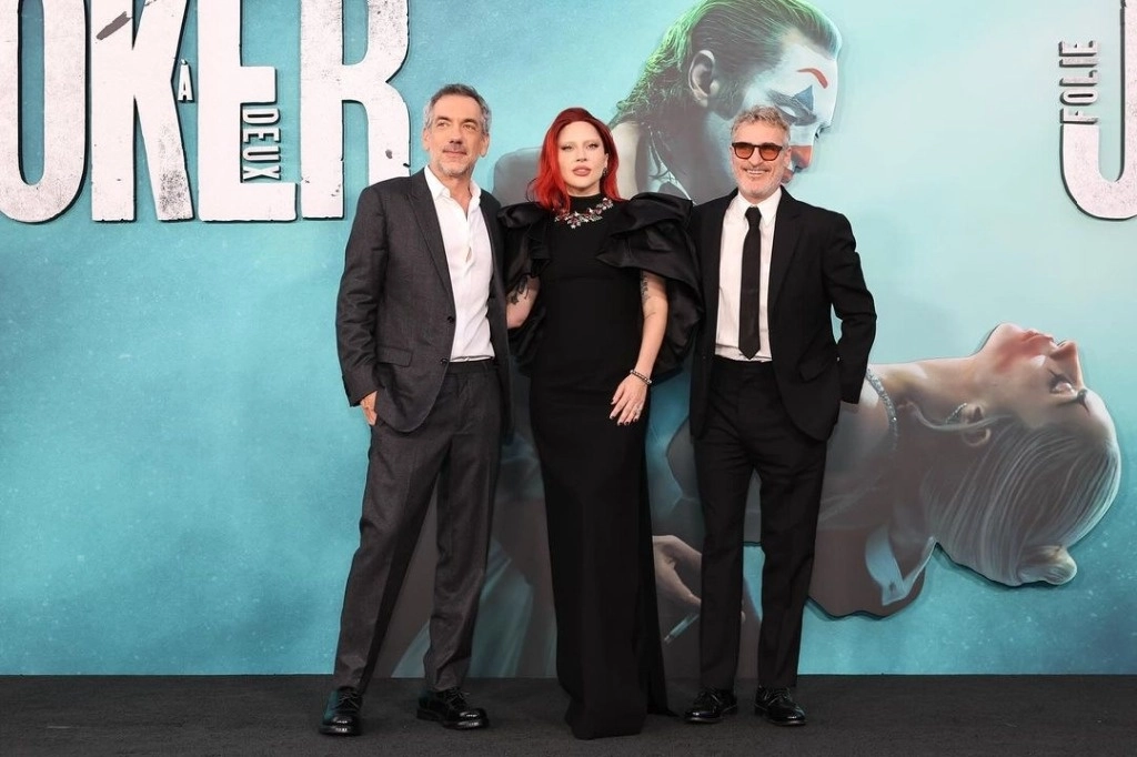 El director de 'Joker: Folie à deux', Todd Phillips, junto a los protagonistas, Lady Gaga y Joaquin Phoenix. Foto Tomada de X @jokermovie