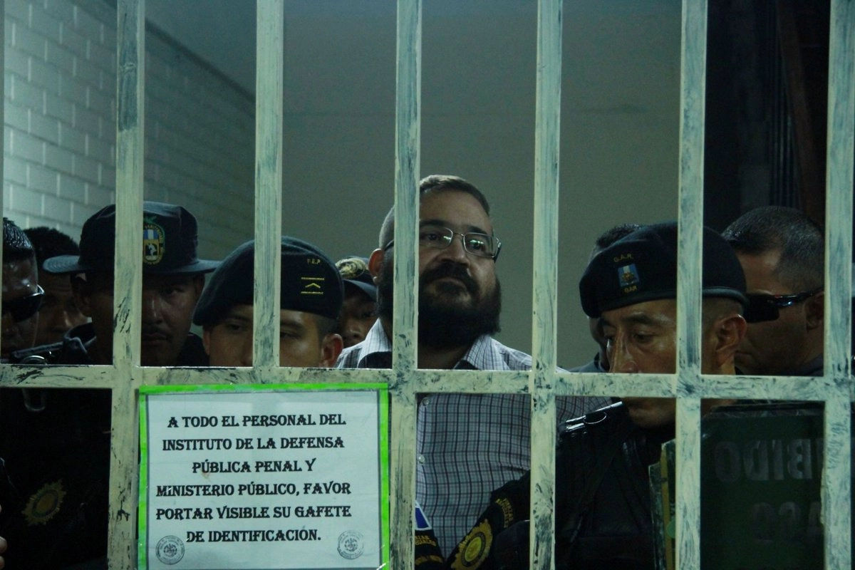 En el caso de Duarte de Ochoa, se le consideró prófugo de la justicia desde octubre de 2016; se evadió días antes de que concluyera su mandato como gobernador de Veracruz y fue detenido con base en una orden internacional de localización y aprehensión el 15 de abril de 2017 en Guatemala.