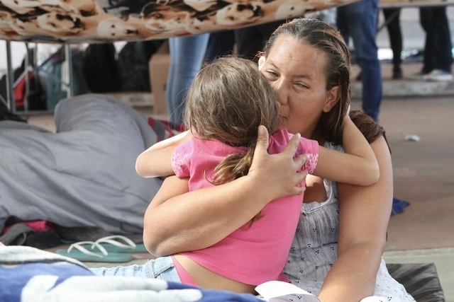 Una mujer y una menor migrante durante su estancia en la Casa del Peregrino en la CDMX. Foto Luis Castillo 