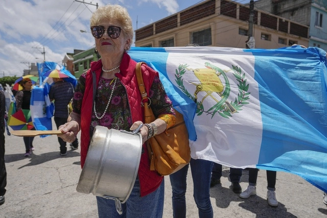 Durante una protesta en medio de la crisis electoral en Guatemala. Foto Ap 