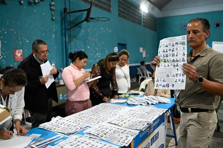Un miembro del Tribunal Supremo Electoral de Guatemala realiza el conteo de votos tras las elecciones nacionales en Ciudad de Guatemala del 25 de junio de 2023. Foto Afp